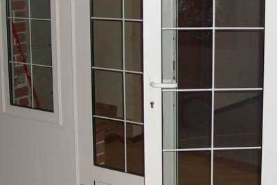 Белые пластиковые двери